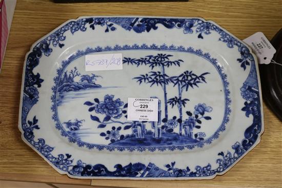 A Chinese blue and white export dish 31.5 x 23cm